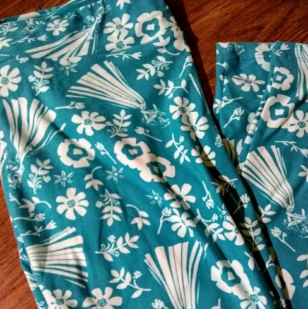 NWOT Disney LulaRoe TC Sleeping Beauty Print